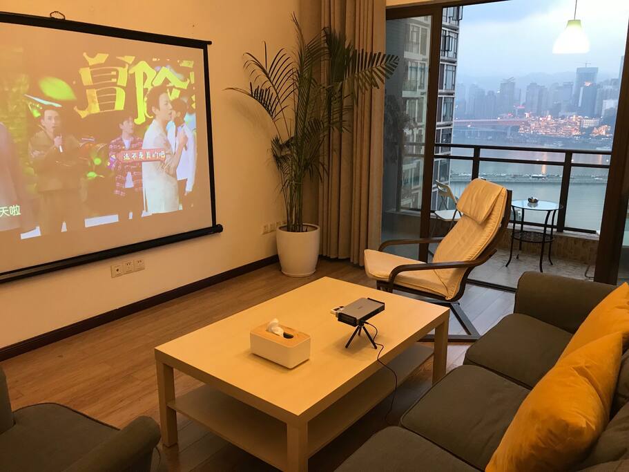 晚上拍摄,光线较暗,色彩偏黄了