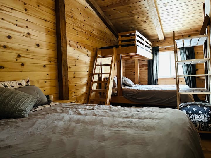 Large room sleeping up to 5 people