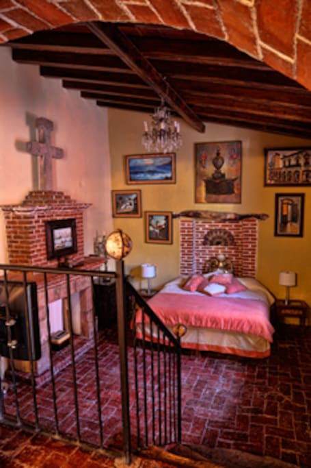 Habitación 1 con una cama King y dos individuales
