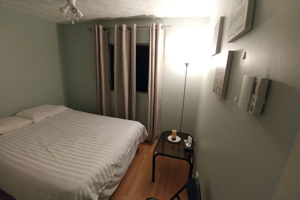 Literie Propre , Serviette de bain Propre,
Lits Queen , Grande Placard , Fan au plafond, Air Conditionné