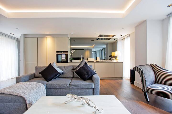 Beautiful Old Street 2 bedroom/bathroom Flat gallery image 2