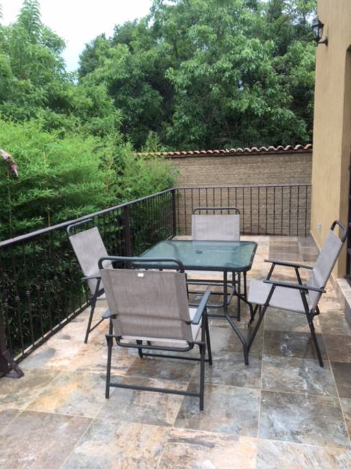 Esta terraza es ampli y muy independiente, mantiene un espacio cálido e íntimo