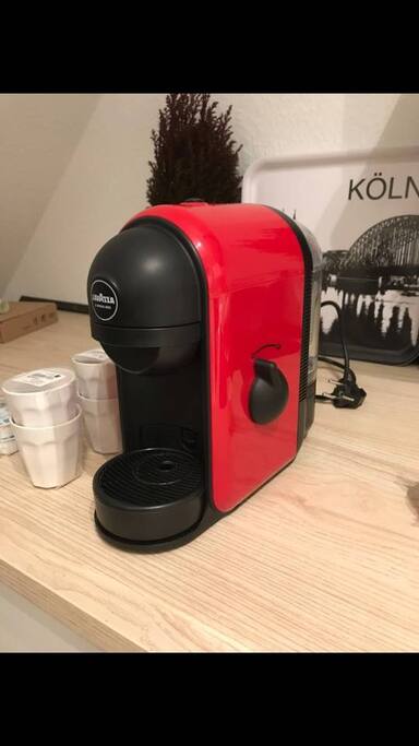 Ihnen steht in der Küche eine Lavazza Machine, mit entsprechendem Lavazza Kaffe zur Verfügung