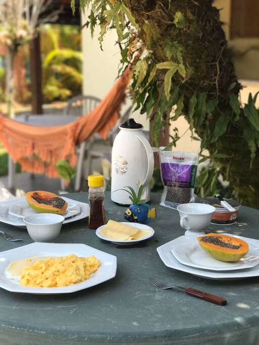 café da manha com passarinhos