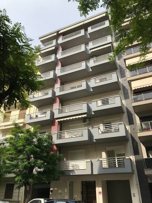 Πρόσοψη πολυκατοικίας. Το διαμέρισμα βρίσκεται στον 5ο όροφο.
