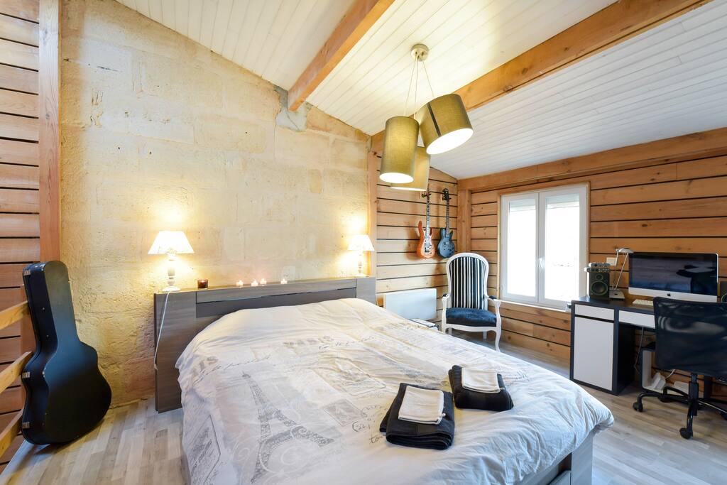 Le lit à mémoire de forme est très confortable.