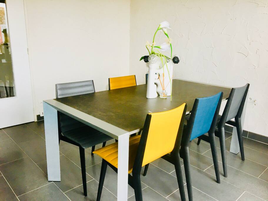 Agréable et cosy double séjour. La partie salon est composée d'un canapé 3 places, d'un canapé 2 places et de deux fauteuils 1 place. La partie salle à manger est composée d'une table à manger 6 places.