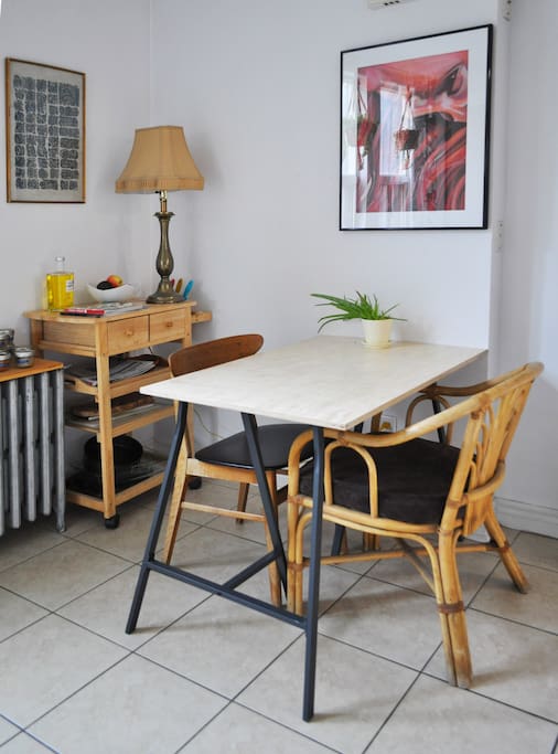 Eat-in sunny kitchen with fridge/freezer, stove, oven, and plenty of storage