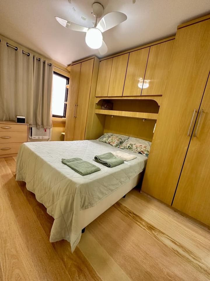 Suite con ventilador y aire acondicionado en la pared.