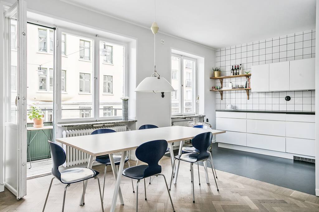 Dining table for six connected to the kitchen.