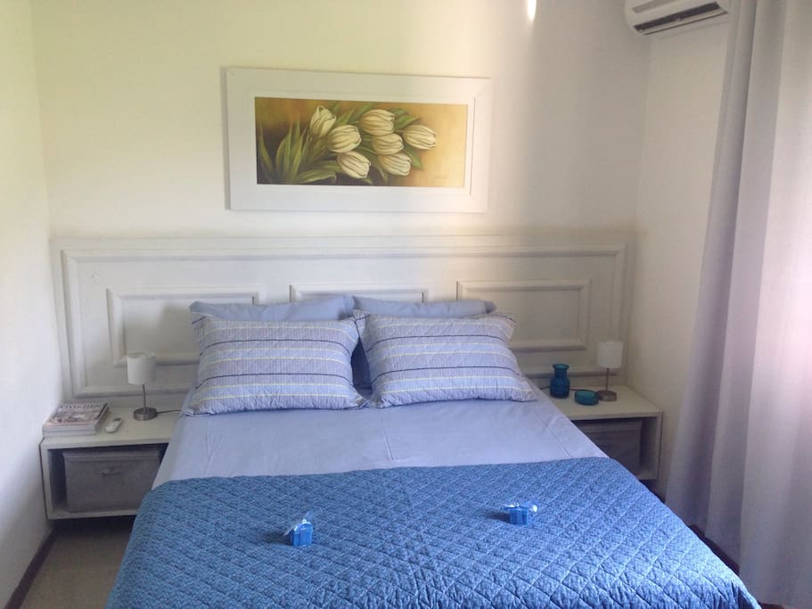 Quarto 1- Suíte. Split ( quente e frio)- Ventilador de teto.