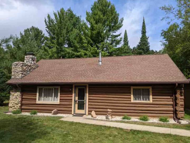 The Lincoln Log Cabin Rental in Cadillac MI Cabins for Rent in