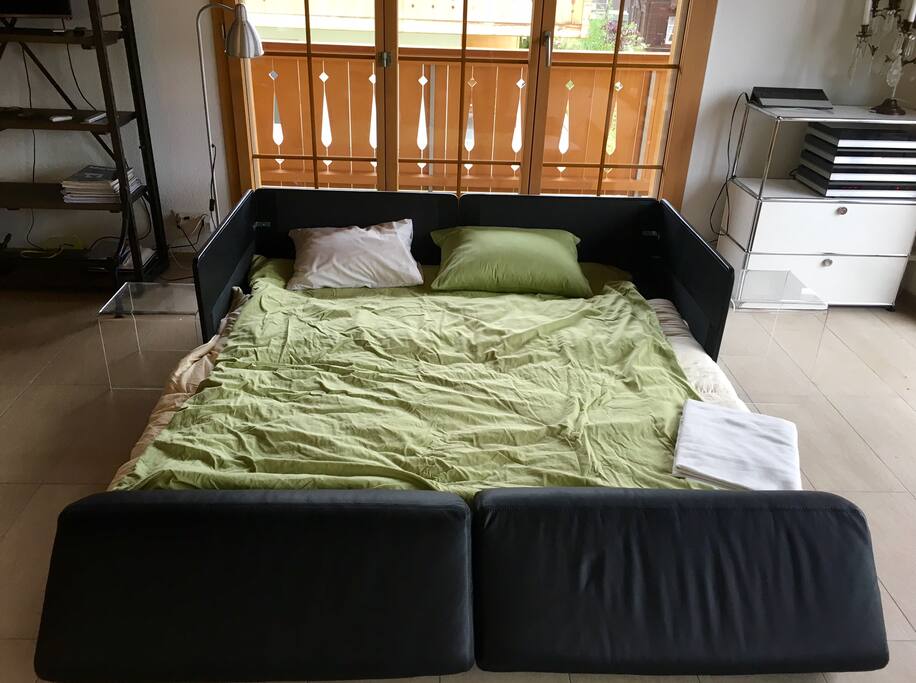 Ausziehbares Sofa im Wohnzimmer
