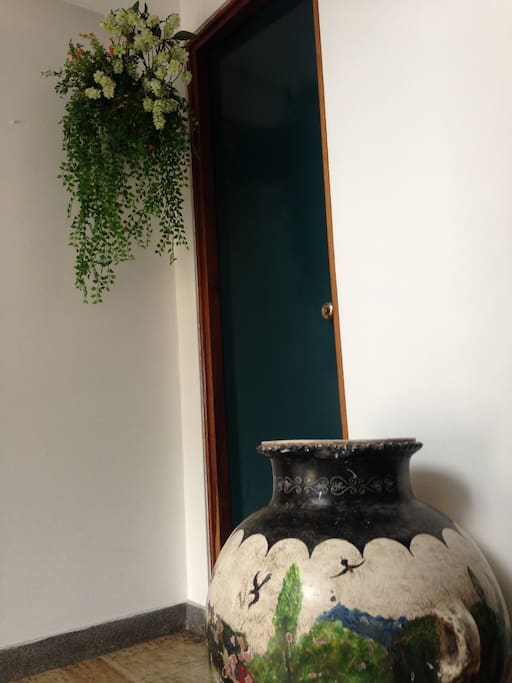 Just so you know where to put your garbage. Green door! Not the painted "jarron"!!