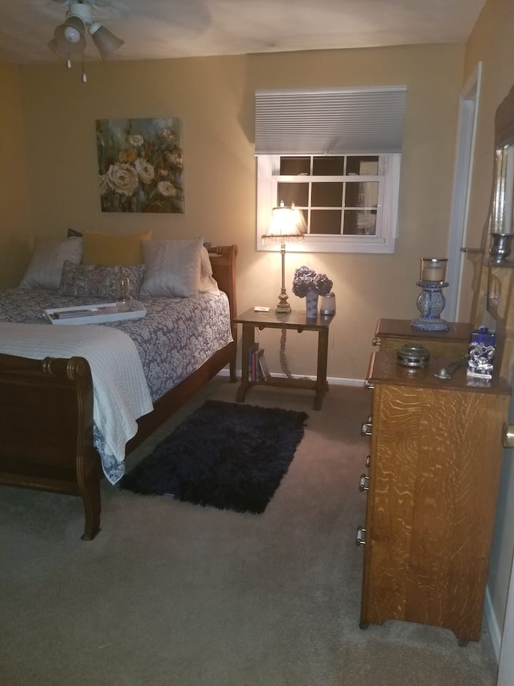 Dormitorio principal, queen con 1/2 baño.