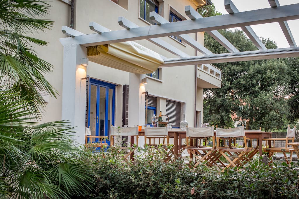 Patio with amenities (sea side)