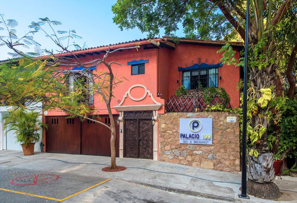 6,000 square foot villa with 2 car garage