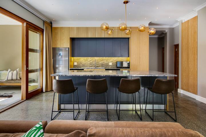 Stylish 2-Bedroom Cottage in Constantia gallery image 2