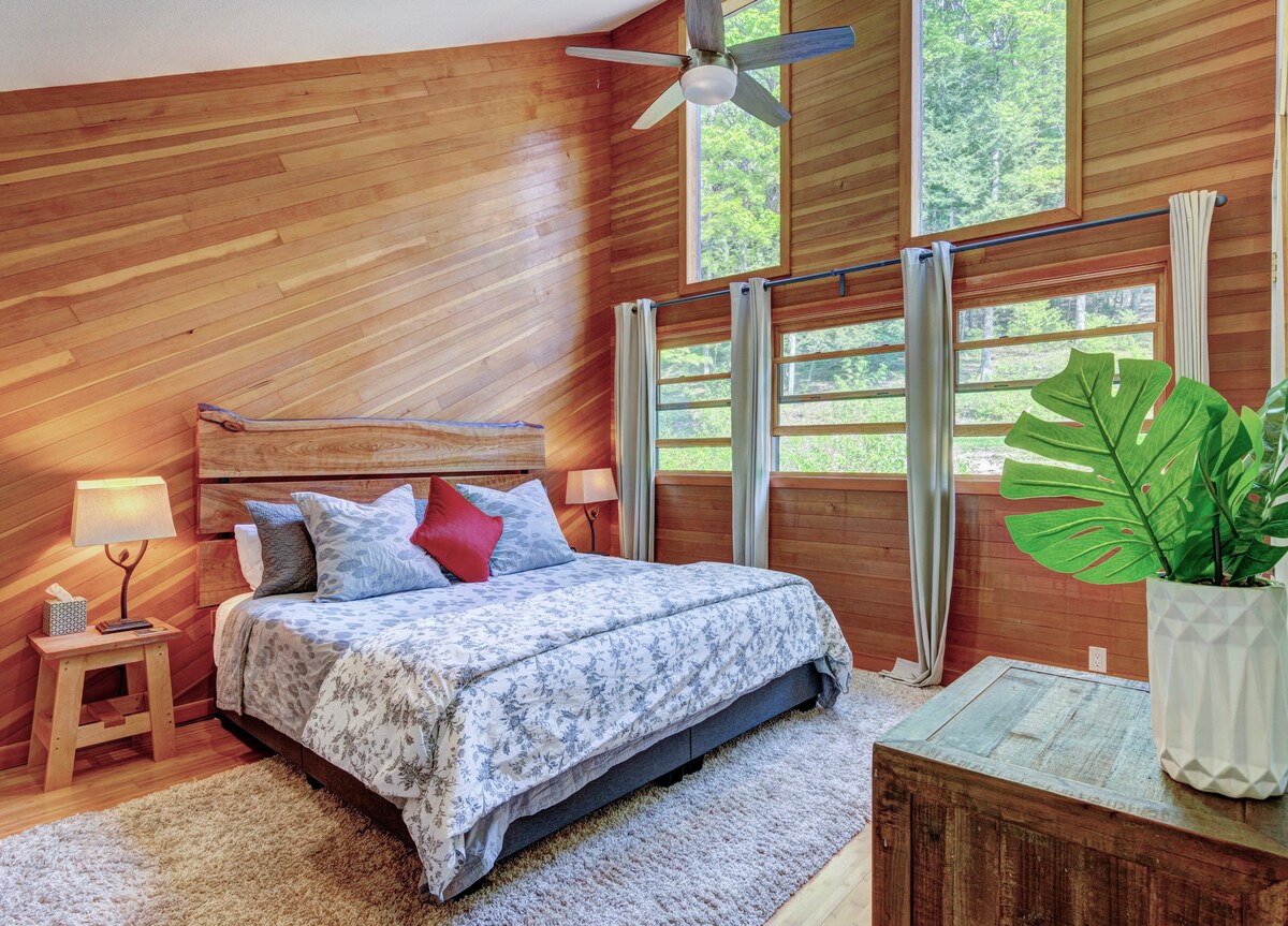 غرفة النوم الرئيسية، سرير ملكي مخصص. الاستلقاء على السرير ومشاهدة النجوم من خلال النوافذ العلوية