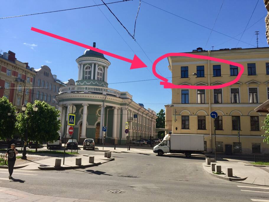 Фасад нашего дома, окна апартаментов.