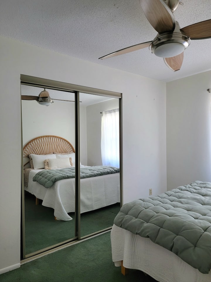 Chumba cha kitanda cha malkia na hifadhi ya kutundika nguo