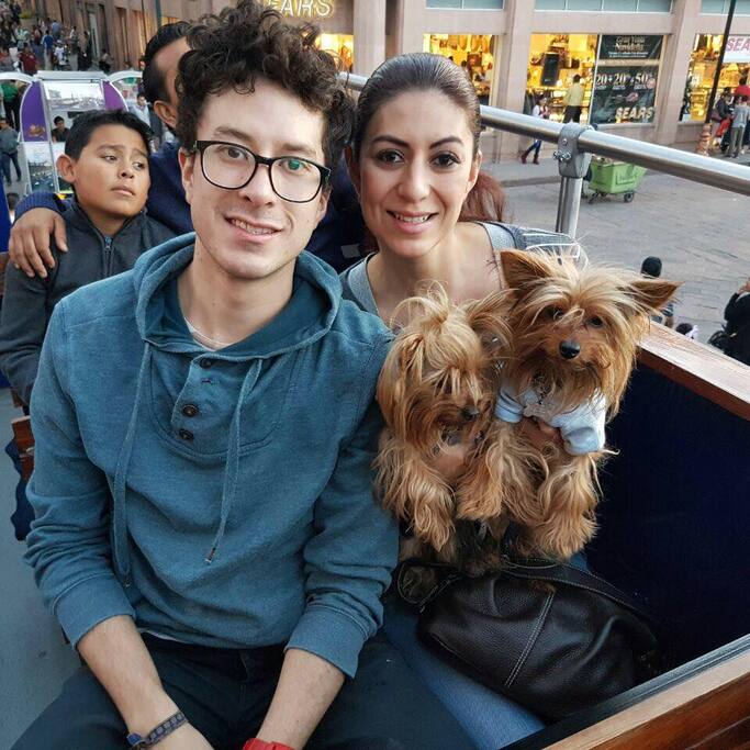 Vivo con mi hermano y tengo dos pequeños yorkies, hablamos ingles, portugués y francés en caso de que no sepas hablar español