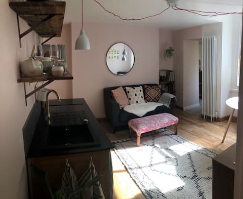 Popular Airbnb listing: Beautiful, well positioned flat in Clifton Wood in Long Ashton