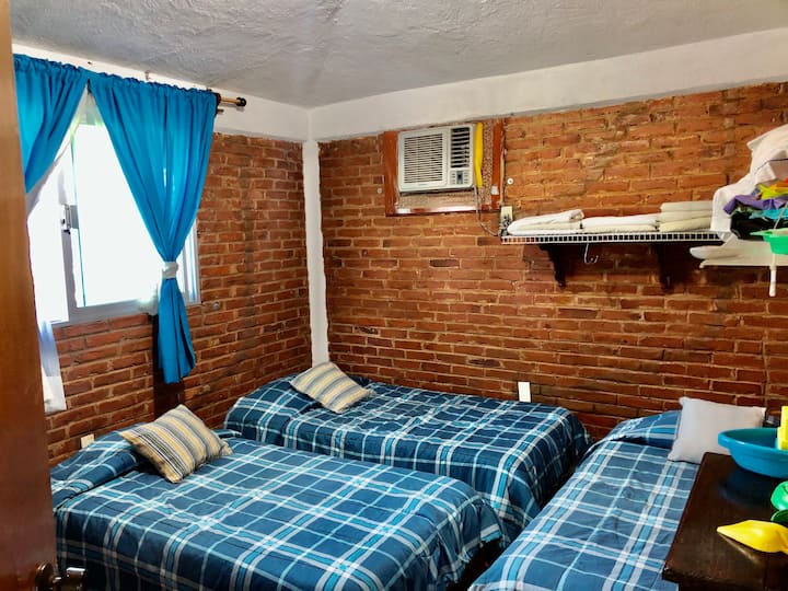 Საძინებელი 4 ერთადგილიანი საწოლით 