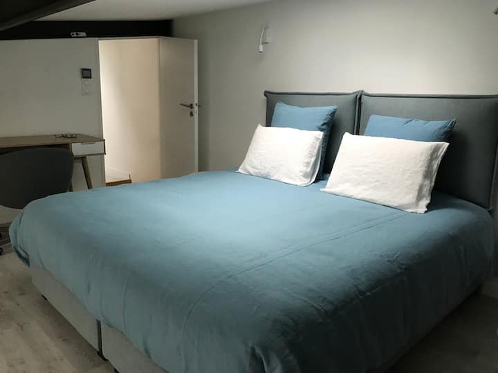 קומה:
חדר שינה 5  עם מיטה אחת ב -180x200  
משרד וכורסה