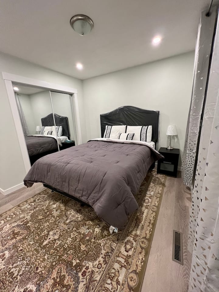 غرفة نوم ثالثة مع مرتبة كوين جديدة تمامًا وسرير وسجاد فارسي 