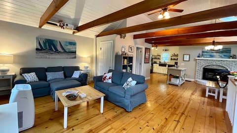 ★ Sunlit Escape: 200 Yards from the Beach!