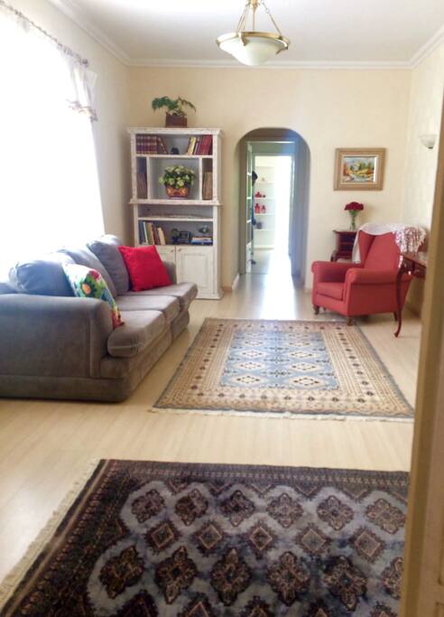 Sala de Estar Ampla, com TV LED e TV a cabo