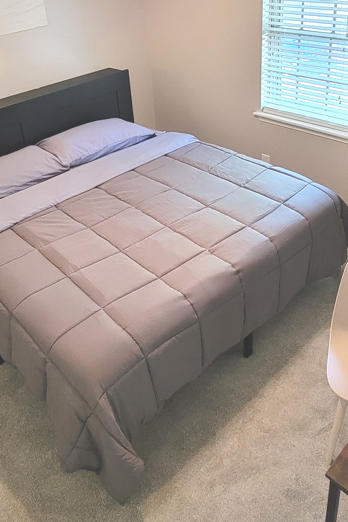 黄色房间：加大双人床，自然光线充足，专用工作空间。步入式衣橱，全身镜。包括共用卫生间。