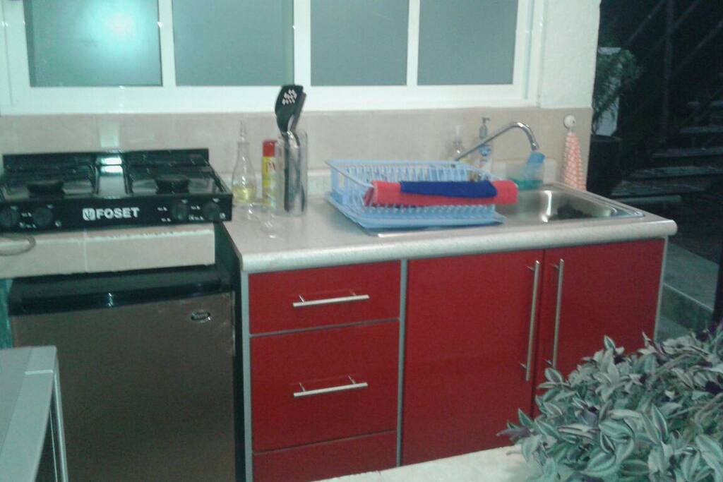 Cocineta equipada con frigobar