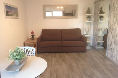 Studio avecgarage,terrasse,commerçes,plage à pieds