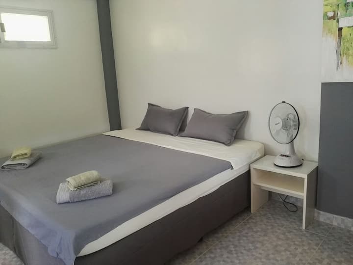 Spavaća soba2 - Bračni krevet (180x200), mogućnost postavljanja dodatnog kreveta bez dodatnih troškova