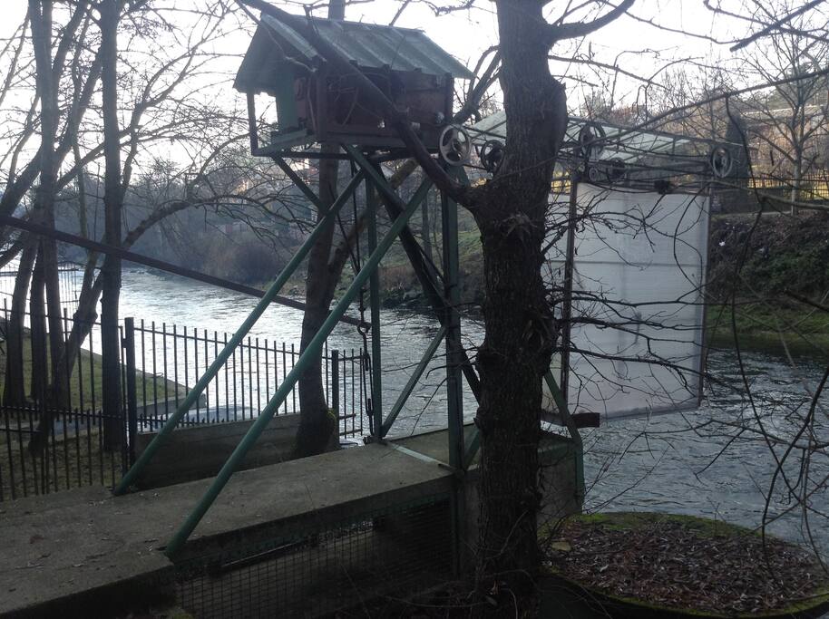 The lift that crosses the bridge.