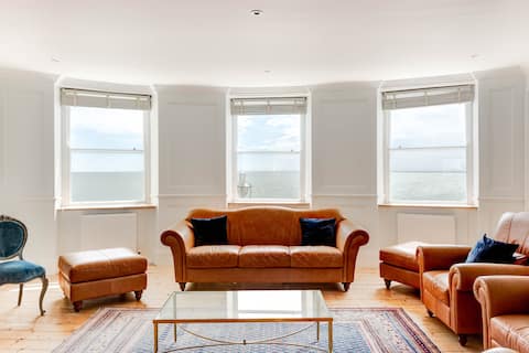 Seafront Beach Apartment moments from the pier!