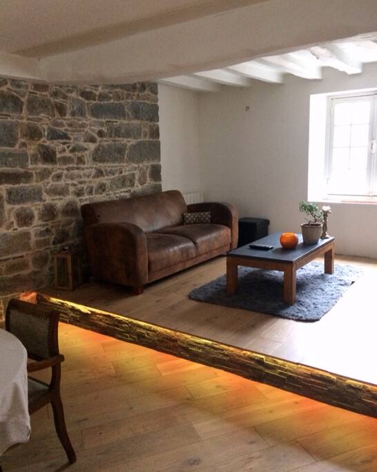 Au premier étage, vous trouverez le salon sur parquet