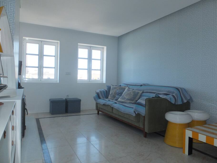 A sala de estar, com vista para a praia e para o Farol.