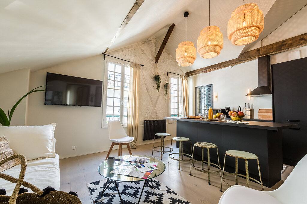 Authentique appt avec briques apparentes et implantations d'éléments en bois et verres!
Authentic apt with bricks on the walls, wood & glass decorations!