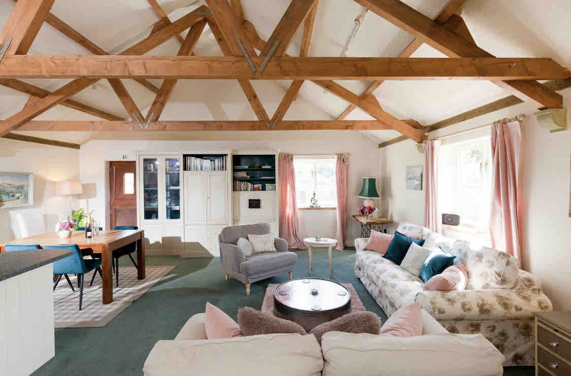 25’-square reception room. Great for groups.