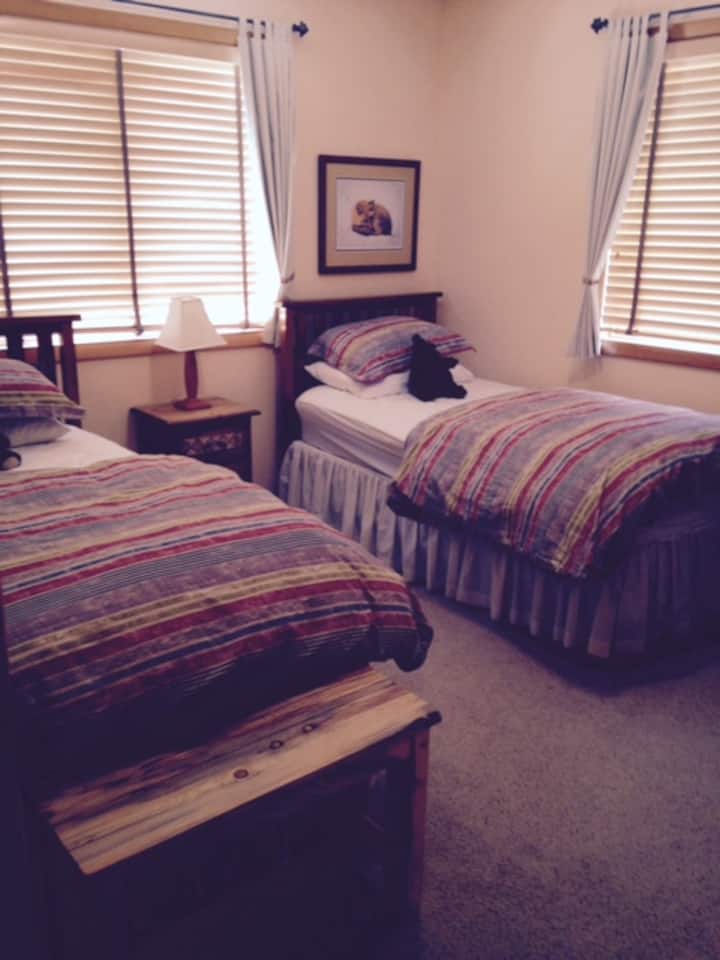 Dhoma e dytë e gjumit me dollap, komodinë, komodinë dhe stol