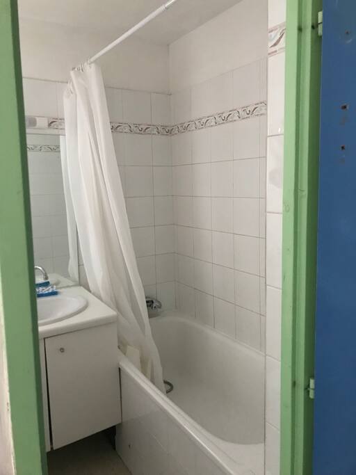 Salle de bain avec baignoire