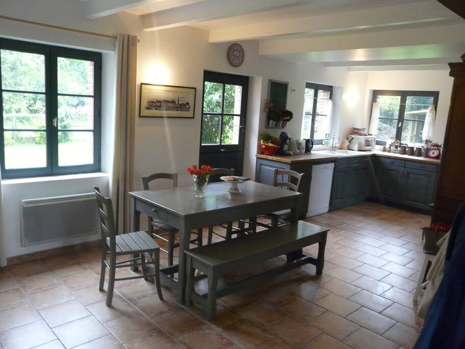 Salle à manger ouverte sur cuisine