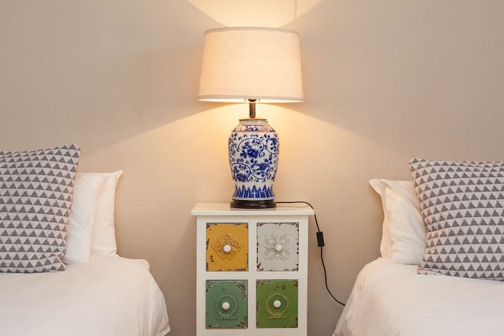 غرفة نوم في حديقة الطابق السفلي بسريرين فرديين/مزدوجين