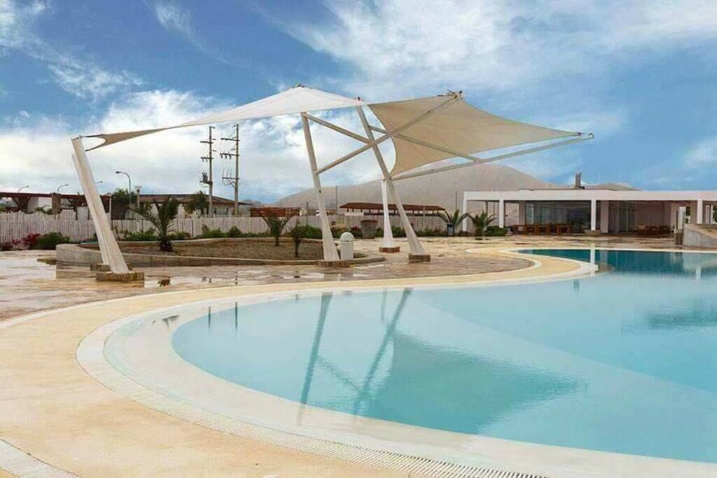 Cuenta con 3 piscinas grandes y 3 pequeñas en todo el condominio