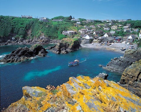 Jimmers Loft@Cadgwith Cove-Beautiful Sea Views