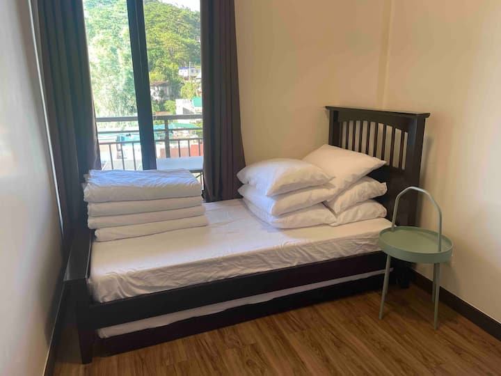 בחדר שינה 2 יש מיטת יחיד עם מיטה נפתחת לשני אנשים (כפי שניתן לראות בתמונה). בנוסף, בחדר הזה יש מזרן מתקפל בגודל כפול לשני אנשים נוספים. 