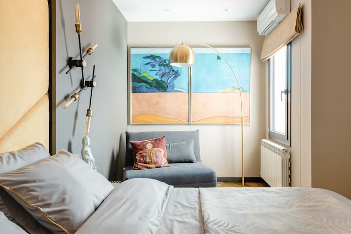 Chic, Sophisticated Gem in Eixample gallery image 2